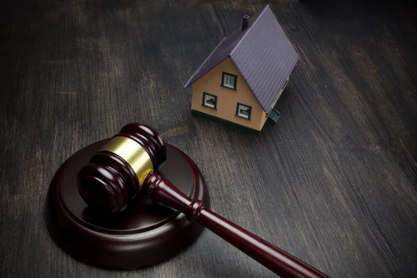 Real Estate Auction. Gavel and house on dark wooden background — Stock Photo, Image