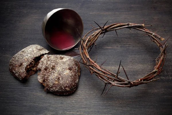 Communion And Passion - Unleavened Bread Chalice Of Wine And Crown Of Thorns — Stock Photo, Image