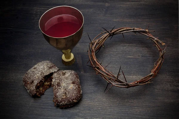 Comunhão e paixão - cálice de pão ázimo de vinho e coroa de espinhos — Fotografia de Stock