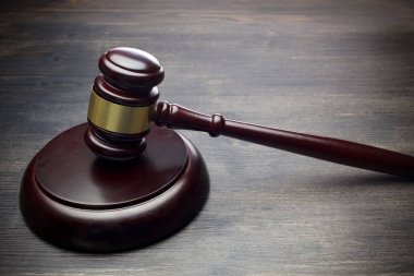 Siyah ahşap arka plan üzerinde Yargıçlar Gavel. Karanlık ışık