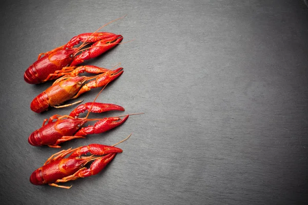 ıstakoz. Deniz ürünleri. Siyah bir arka plan üzerinde. Üst te. Metniniz için boş alan.