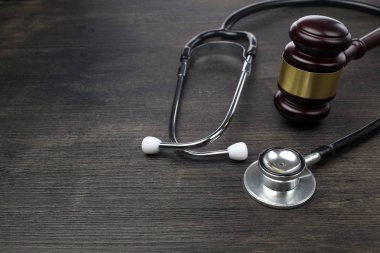 Siyah ahşap arka plan üzerinde toklak ve stetoskop