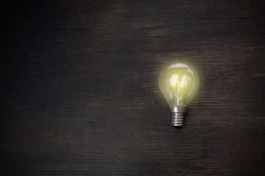 ahşap masa üzerinde ampul ile harika bir fikir kavramı
