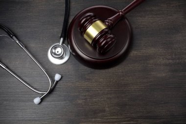 Siyah ahşap arka plan üzerinde toklak ve stetoskop