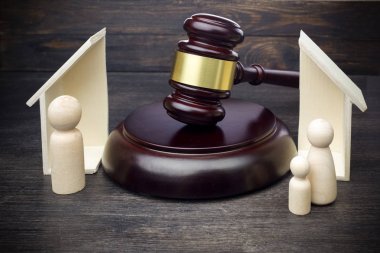 Togave, koyu ahşap arka planda aile ve ev ayrımını gösteriyor