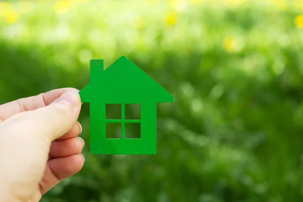 Eco-House-Konzept, Hand hält grünes Eco-House-Symbol in der Natur — Stockfoto