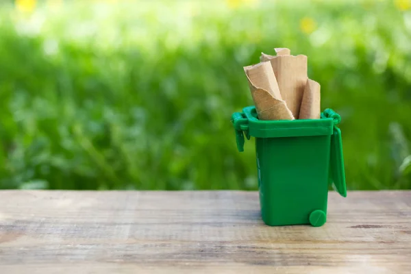 천연 자원을 절약하기 위해 녹색 용기에 종이를 분리 — 스톡 사진