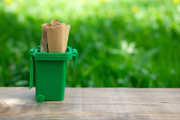 将纸分离在绿色容器中，以节省自然资源 — 图库照片