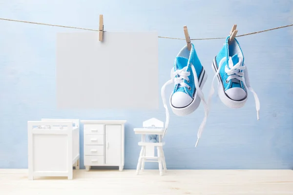 Carino scarpe bambino hanghang su corda in camera del bambino sfondo — Foto Stock