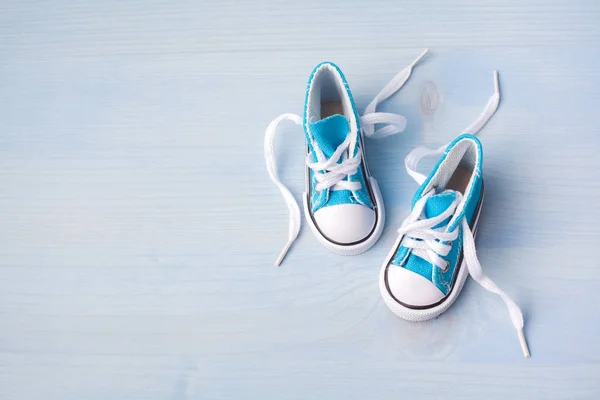 Metin için alan ile ahşap bir arka plan üzerinde Sevimli küçük bebek ayakkabıları. Üstte görüntü — Stok fotoğraf