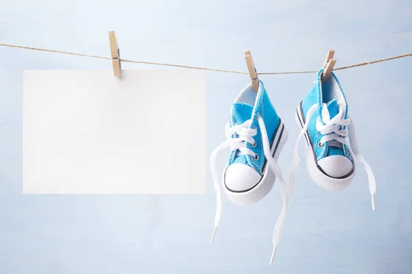 Metin için alan ile ahşap bir arka plan üzerinde Sevimli küçük bebek ayakkabıları — Stok fotoğraf