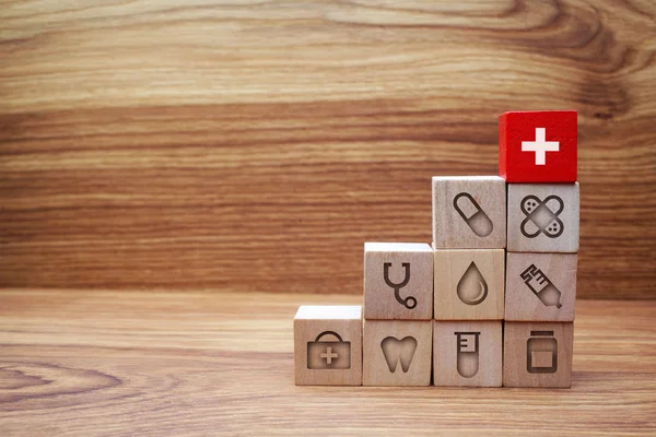 Salud y Medicina Con Concepto de Iconos de Medios, Cubo de Madera De Pila sobre fondo de madera —  Fotos de Stock