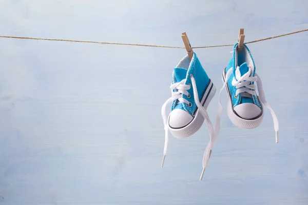 Carino scarpe bambino piccolo su uno sfondo di legno con spazio per il testo — Foto Stock
