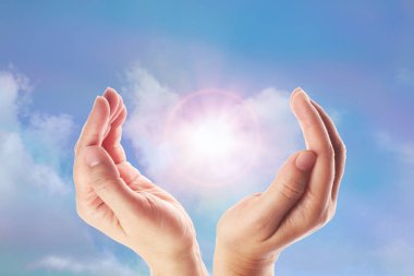 Gökkuşağı arka plan üzerinde parlak Sunburst eller şifa