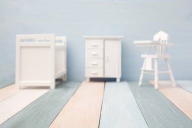 Açık renkler duvar ile güzel bebek odası bulanık görünümü