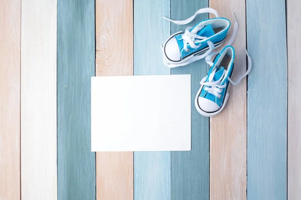 Carino scarpe bambino piccolo su uno sfondo di legno con spazio per il testo — Foto Stock