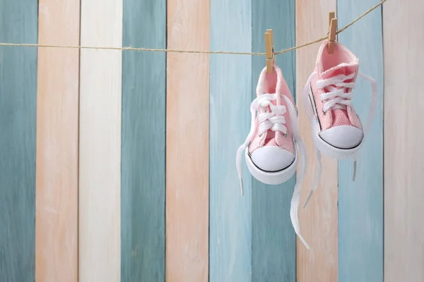 Metin için alan ile ahşap bir arka plan üzerinde Sevimli küçük bebek ayakkabıları — Stok fotoğraf