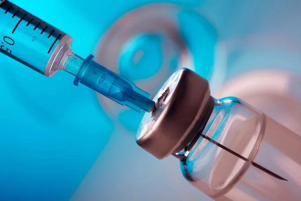 Vaccinflacon dosis griep schot drug naald spuit, medische concept vaccinatie hypodermische injectie — Stockfoto