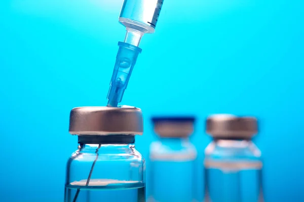 Vakcina és influenza shot kábítószer-tű fecskendőt a kék háttér — Stock Fotó