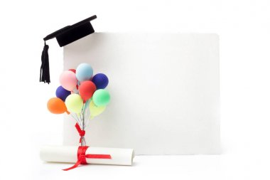 Boş beyaz reklam panosu, diploma ve balonlar üzerinde Siyah Mezuniyet kapağı