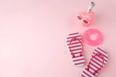 Kadınların plaj terlikleri açık renkli pembe arka planda. Plaj yaz konsepti ve tatil konsepti, üst manzara,