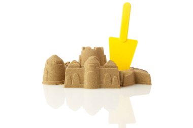 Kumdan kale sahilde beyaz arka plan izole