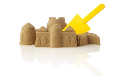 Kumdan kale sahilde beyaz arka plan izole