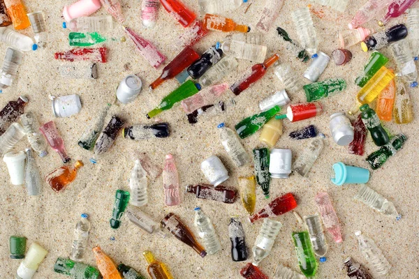 Afval verzameld op het strand. Bovenaanzicht — Stockfoto