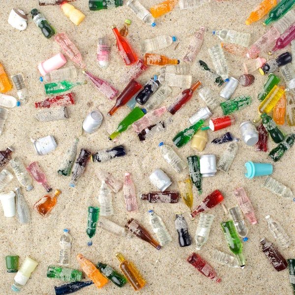 Afval verzameld op het strand. Bovenaanzicht — Stockfoto