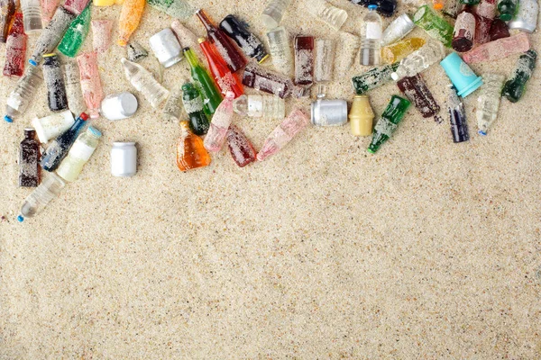 Afval verzameld op het strand. Bovenaanzicht — Stockfoto