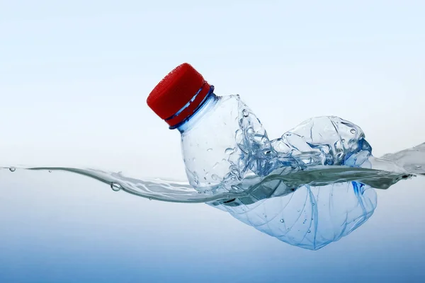 Bottiglie d'acqua di plastica inquinamento in acqua. Concetto ambientale — Foto Stock