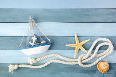 ahşap bir arka planda kaç yaz deniz öğeler.