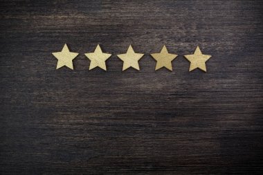 ahşap arka planda beş altın yıldız, üst Rating kavramı