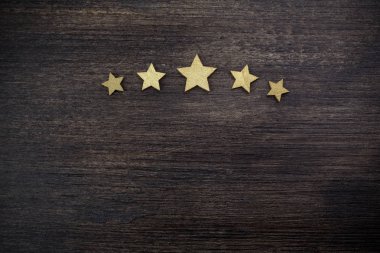 ahşap arka planda beş altın yıldız, üst Rating kavramı