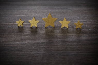 ahşap arka planda beş altın yıldız, üst Rating kavramı
