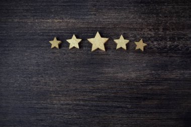 ahşap arka planda beş altın yıldız, üst Rating kavramı
