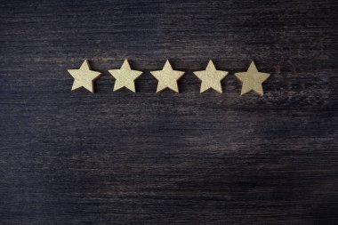 ahşap arka planda beş altın yıldız, üst Rating kavramı