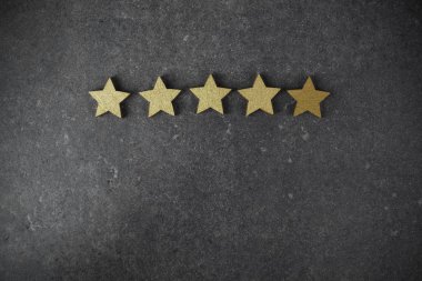 karanlık arka planda beş altın yıldız, üst Rating kavramı