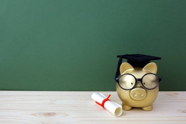 Bir Grad kap ve yeşil Chalkboard önünde diploma ile gfold kumbara. Eğitim bursu