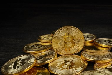 Koyu renkli arka da altın Bitcoin. Yeni sanal para. Kripto para birimi
