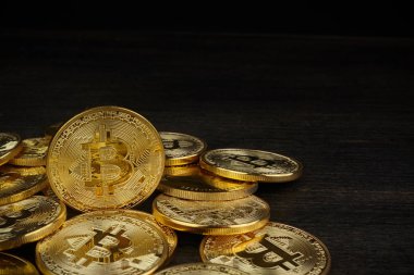 Koyu renkli arka da altın Bitcoin. Yeni sanal para. Kripto para birimi