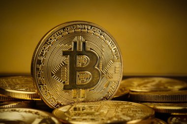 Koyu renkli arka da altın Bitcoin. Yeni sanal para. Kripto para birimi