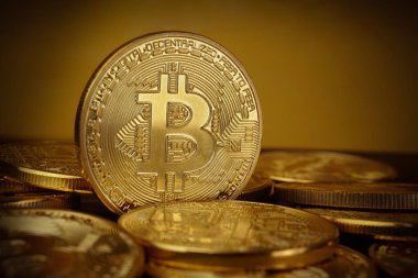 Koyu renkli arka da altın Bitcoin. Yeni sanal para. Kripto para birimi
