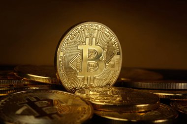 Koyu renkli arka da altın Bitcoin. Yeni sanal para. Kripto para birimi