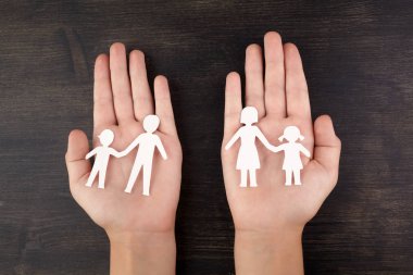 Bozulmuş aile anlayışı, boşanma. Kırık kağıt ile çocuk elleri fmily kesilmiş