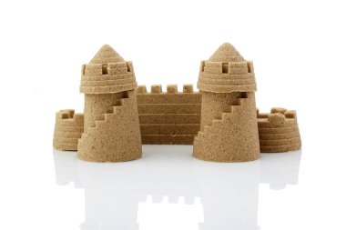 Sandcastle sahilde beyaz bitti izole