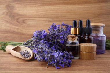 Esans ve ahşap masaya lavanta çiçek