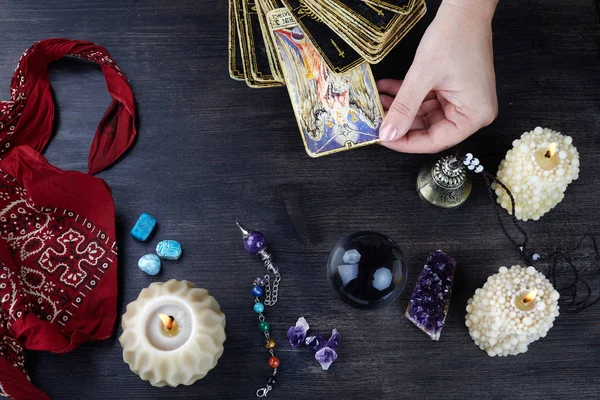 Falcı kadın elleri ve koyu ahşap masa üzerinde tarot kartları. Kehanet kavramı. — Stok fotoğraf