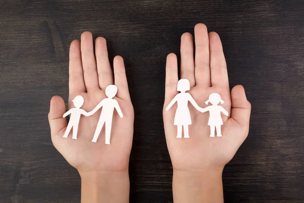 Разорванная семейная концепция, развод. Детские руки со сломанной бумагой порезанной fmily — стоковое фото