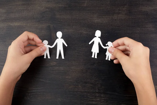 Gebrochenes Familienkonzept, Scheidung. Kinderhände mit zerbrochenem Papier — Stockfoto
